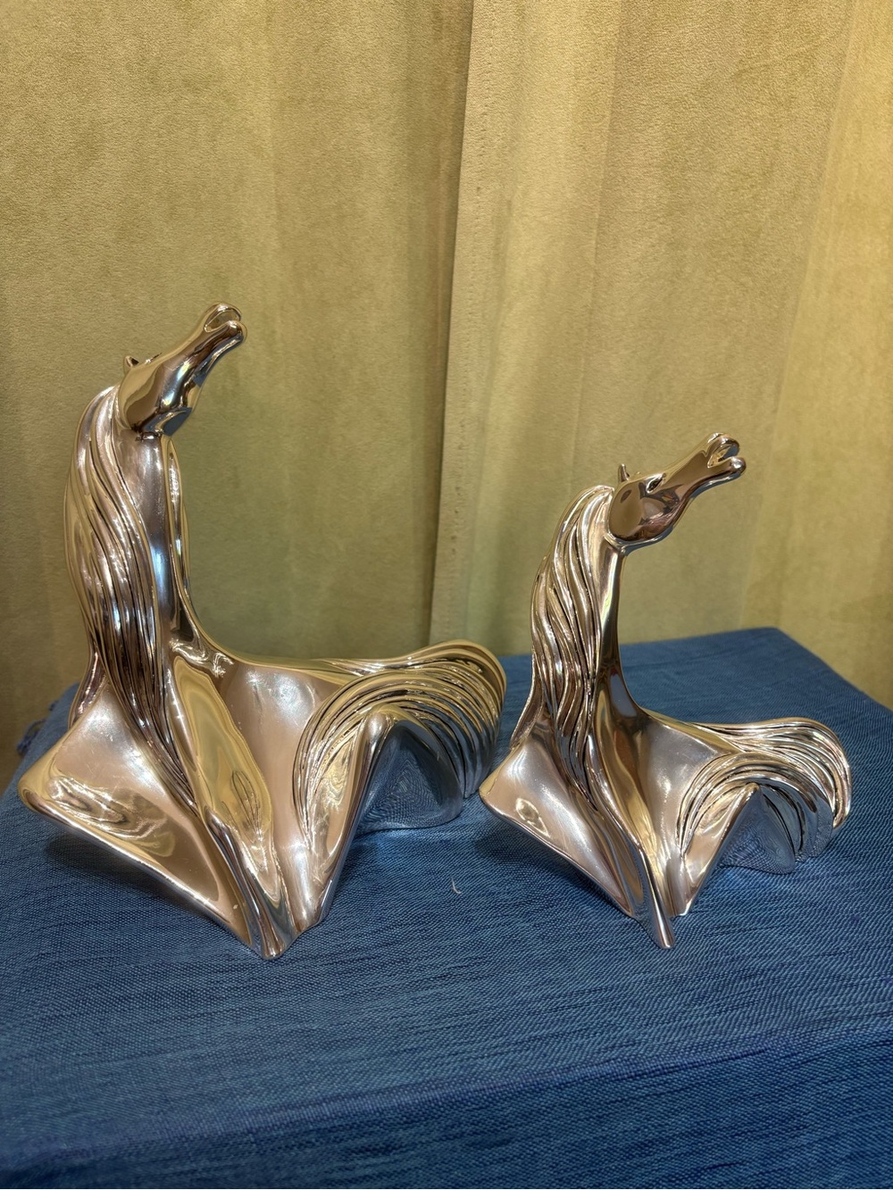 Sleek Metallic Horse Sculpture Set - Silver Decorative Art